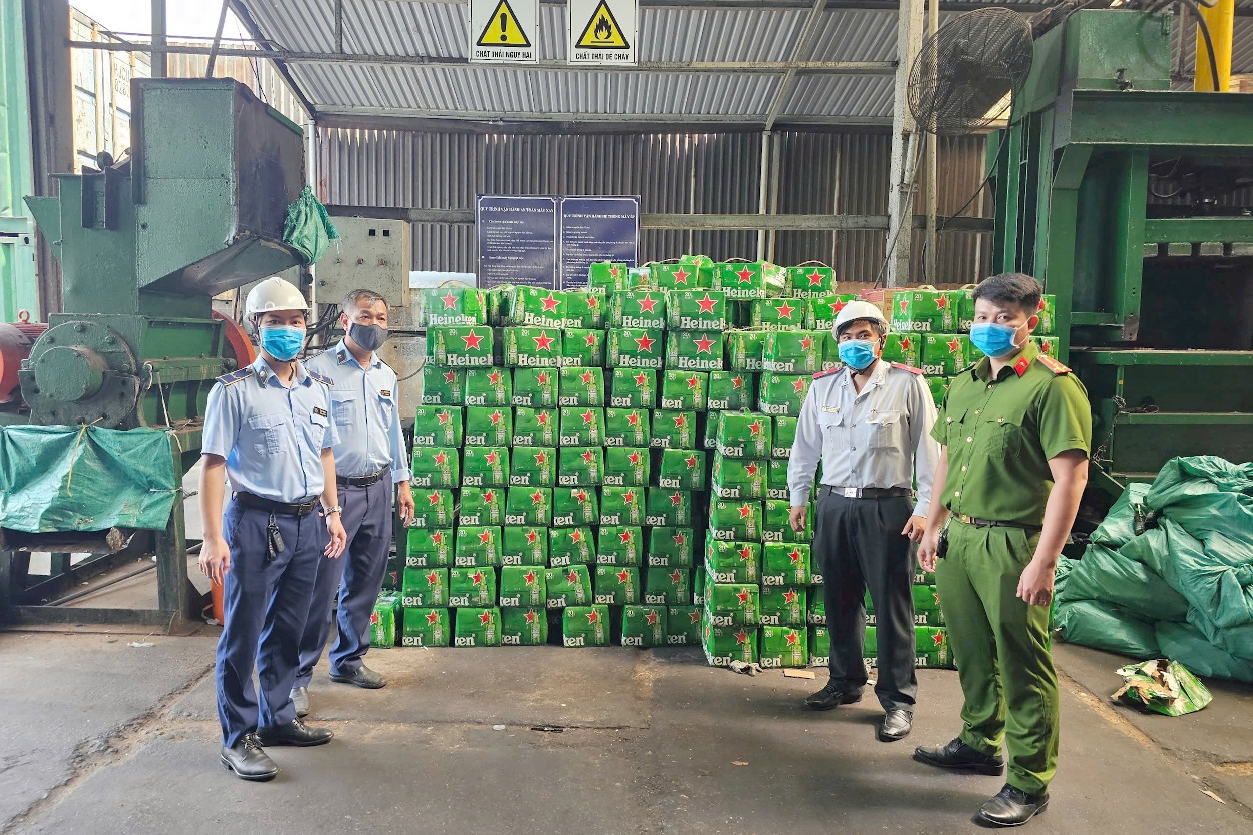 QLTT tiêu hủy sản phẩm vi phạm