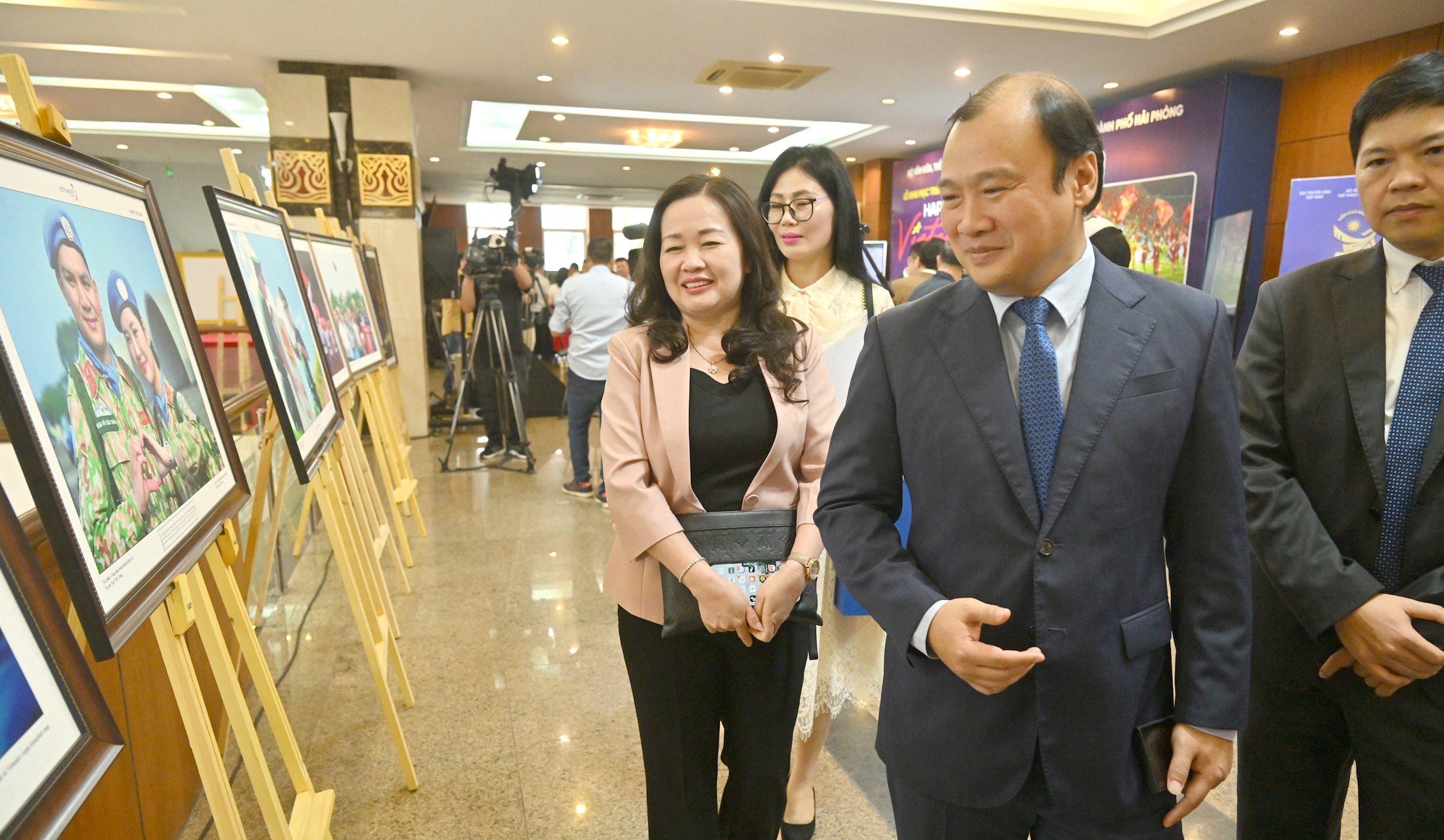 Thứ trưởng thường trực Bộ Văn hóa, Thể thao và Du lịch Lê Hải Bình và Tổng biên tập Báo Đại biểu nhân dân Phạm Thị Thanh Huyền tham quan triểm lãm ảnh, videoVQK_4176VQK_4196