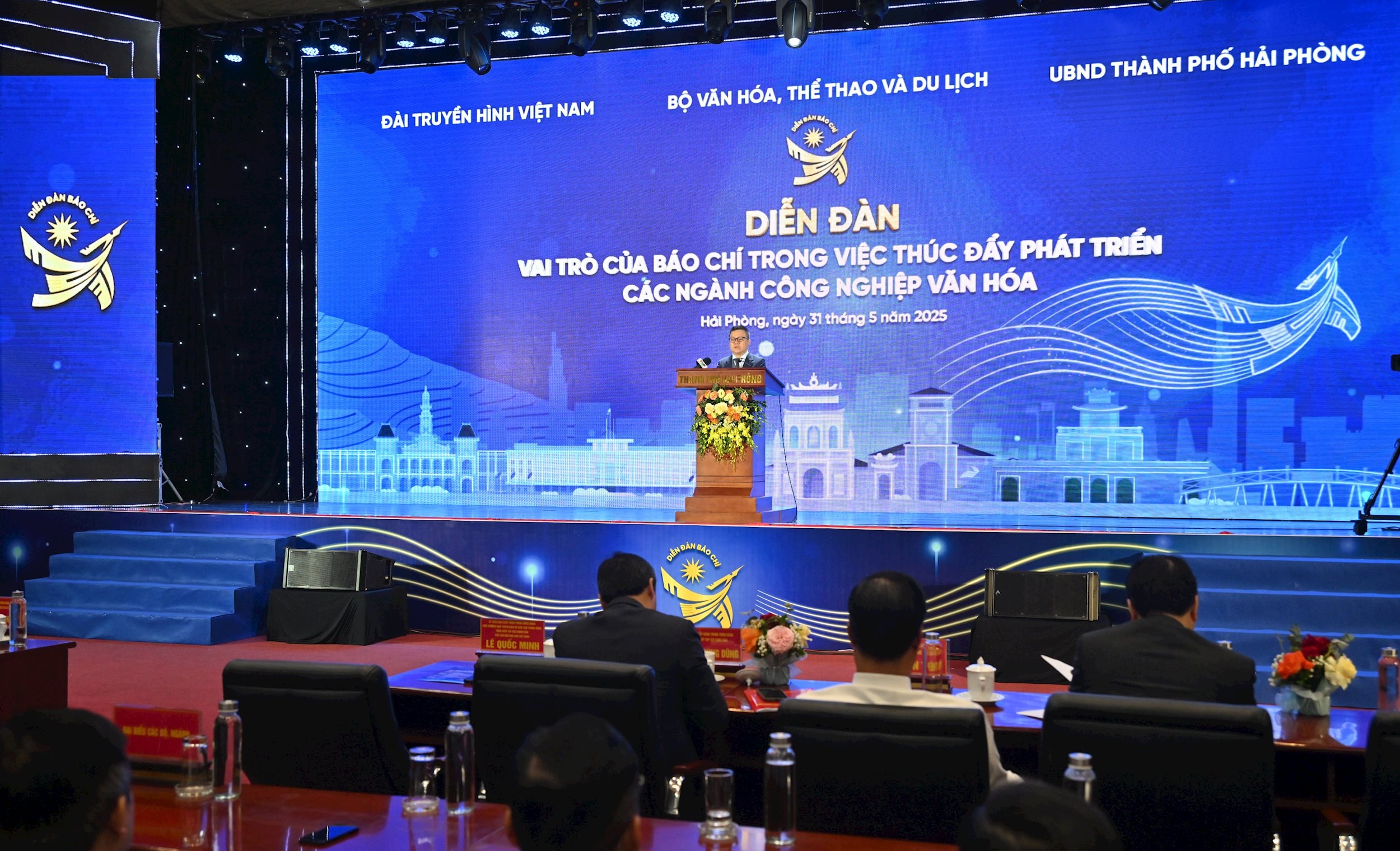 Toàn cảnh diễn đàn