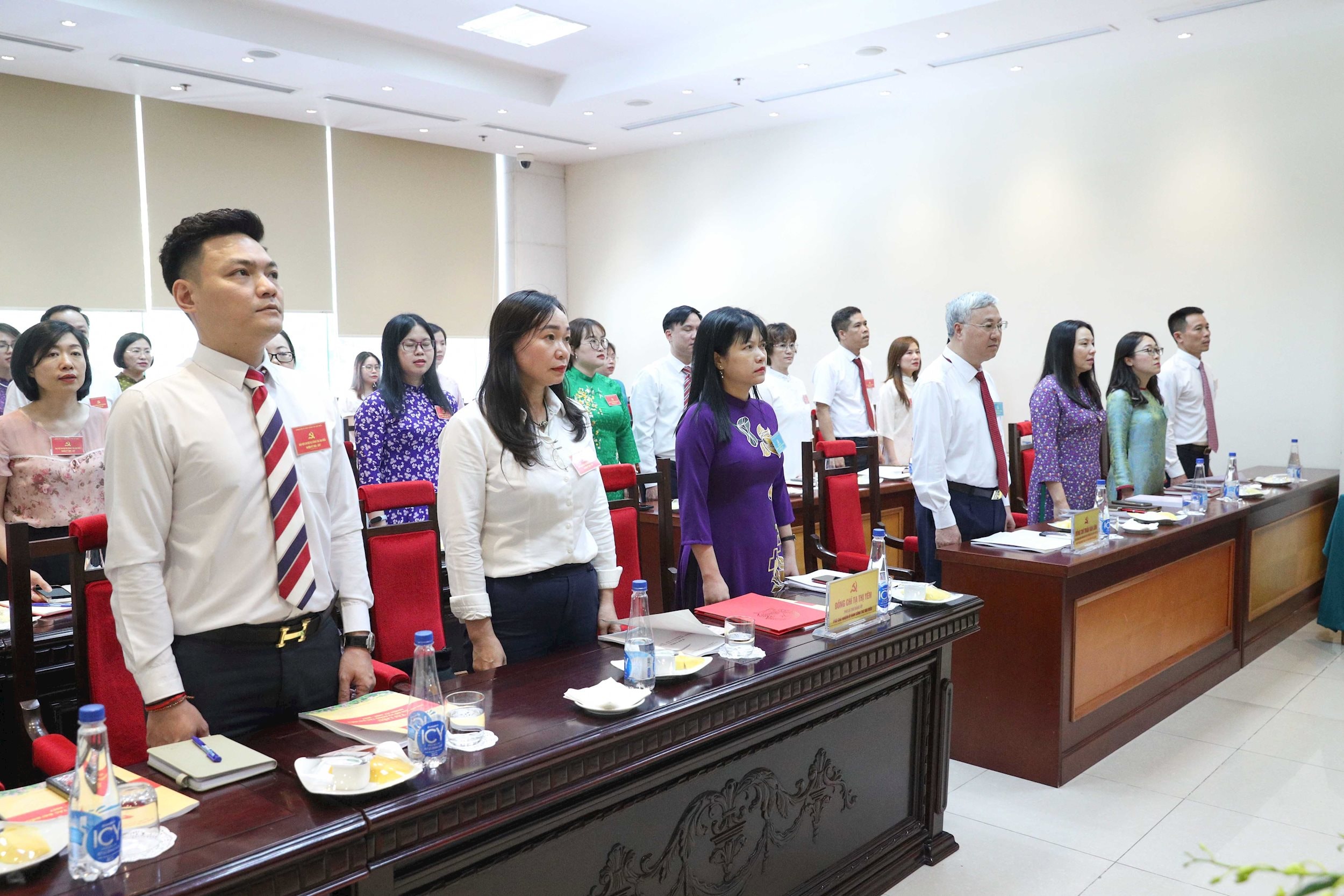 Các đại biểu thực hiện nghi lễ chào cờ