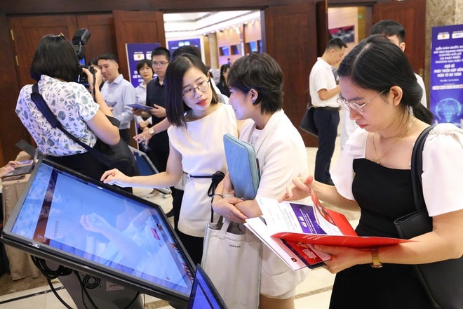 Digital transformation and e-commerce development are effective ways to practice thrift (Photo: VNA) ch.jpg