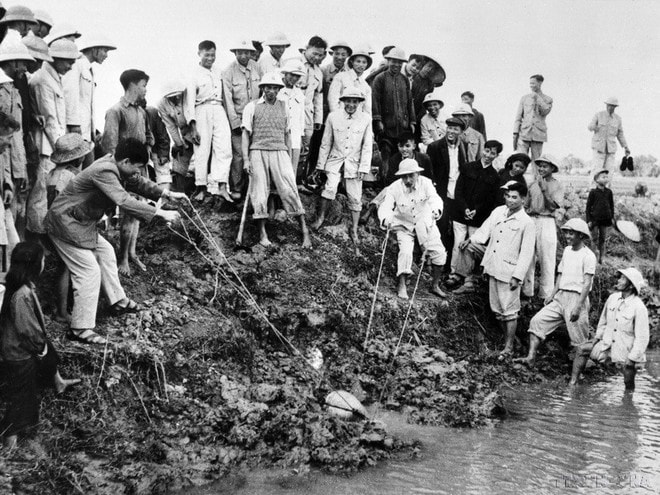 President Ho Chi Minh bails water to fight drought with farmers in Dai Thanh commune, Ha Dong province (now Hanoi) on January 12, 1958 (Photo: VNA) he.jpg