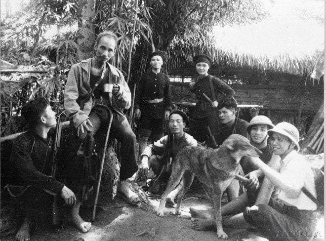 President Ho Chi Minh's resting moment on his way to work in the Viet Bac revolutionary zone during the fight against French colonialism (Photo: VNA) hb.jpg