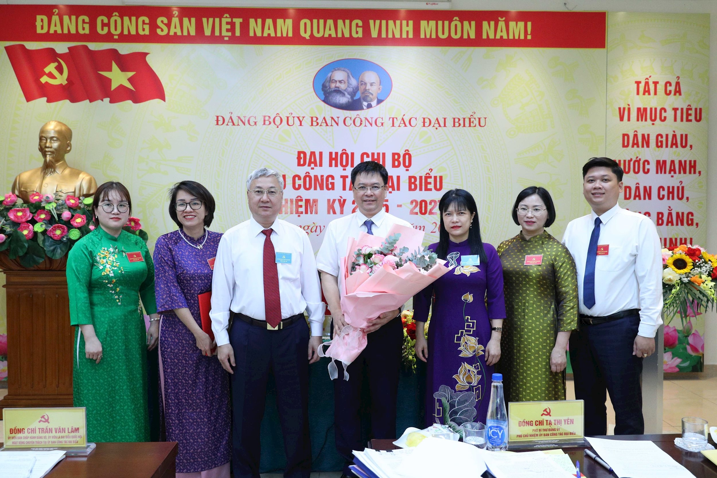 Phó Chủ nhiệm Ủy ban Công tác đại biểu Tạ Thị Yên trao hoa và Quyết định cho Chi bộ Vụ Công tác đại biểu nhiệm kỳ 2025-2027 1
