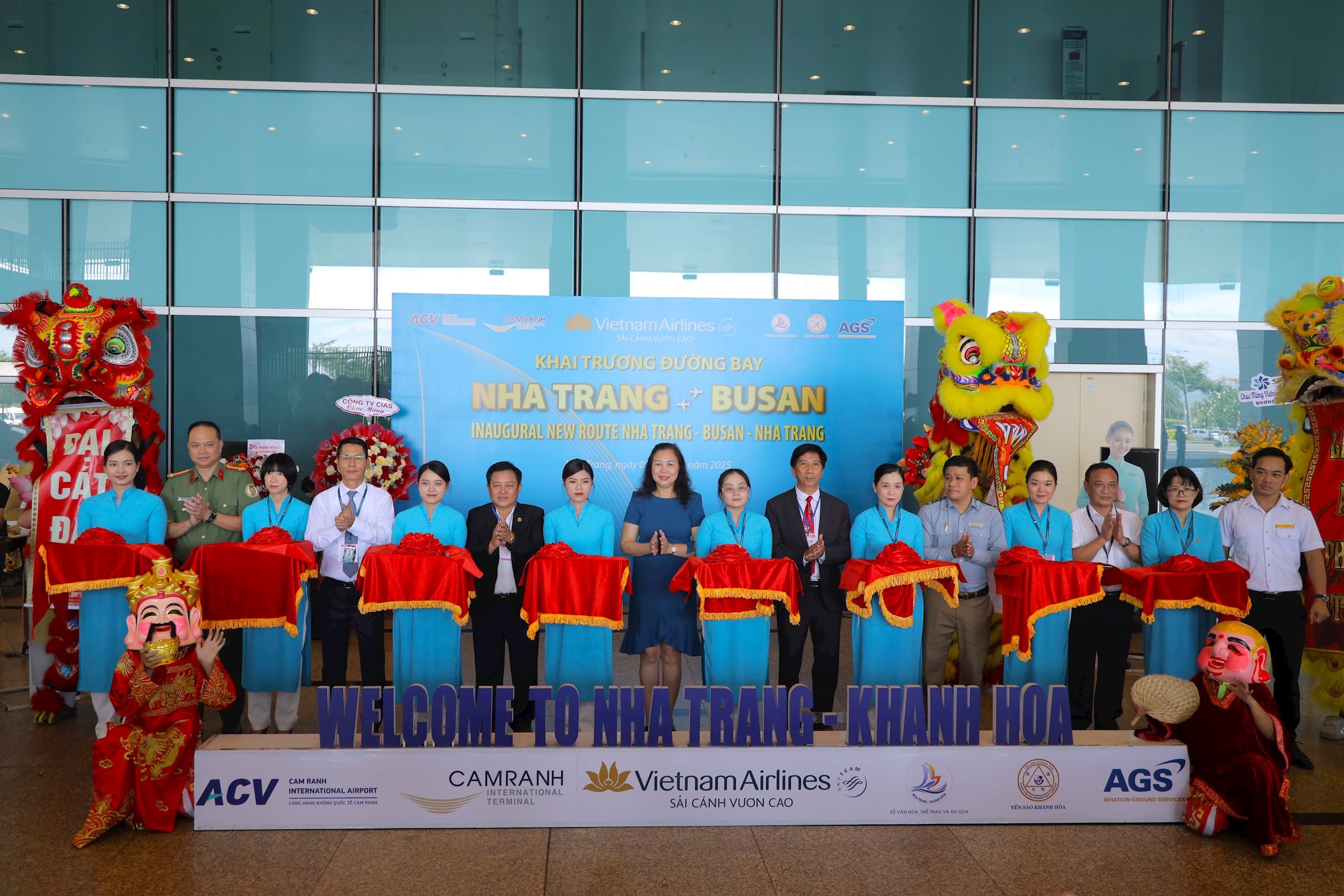 Ảnh 1. Các đại biểu thực hiện nghi thức cắt băng khai trương đường bay thẳng Nha Trang – Busan của Vietnam Airlines. Ảnh VNA