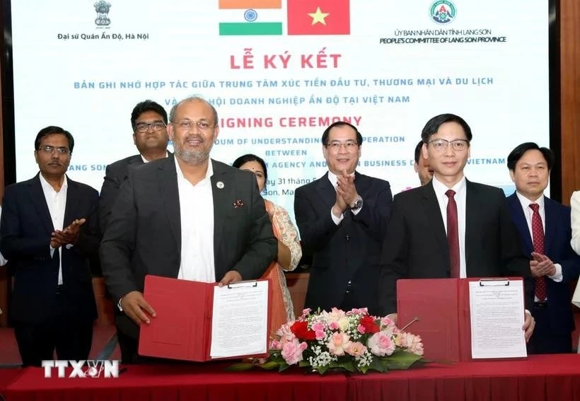 Leaders of the provincial Investment, Trade and Tourism Promotion Centre and the Indian Business Chamber in Hanoi signed a Memorandum of Understanding on cooperation in developing investment, trade and tourism in the coming time.(Photo: VNA)