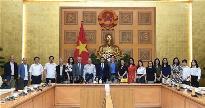 Deputy Prime Minister Bui Thanh Son and participating AVSE Global members pose for a group photo. (Photo: VNA) bui-thanh-son-avse-global.jpg