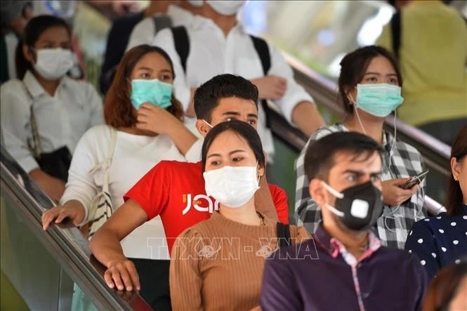 People wear face masks to prevent COVID-19 infection in Bangkok, Thailand. (Photo: XINHUA/VNA)