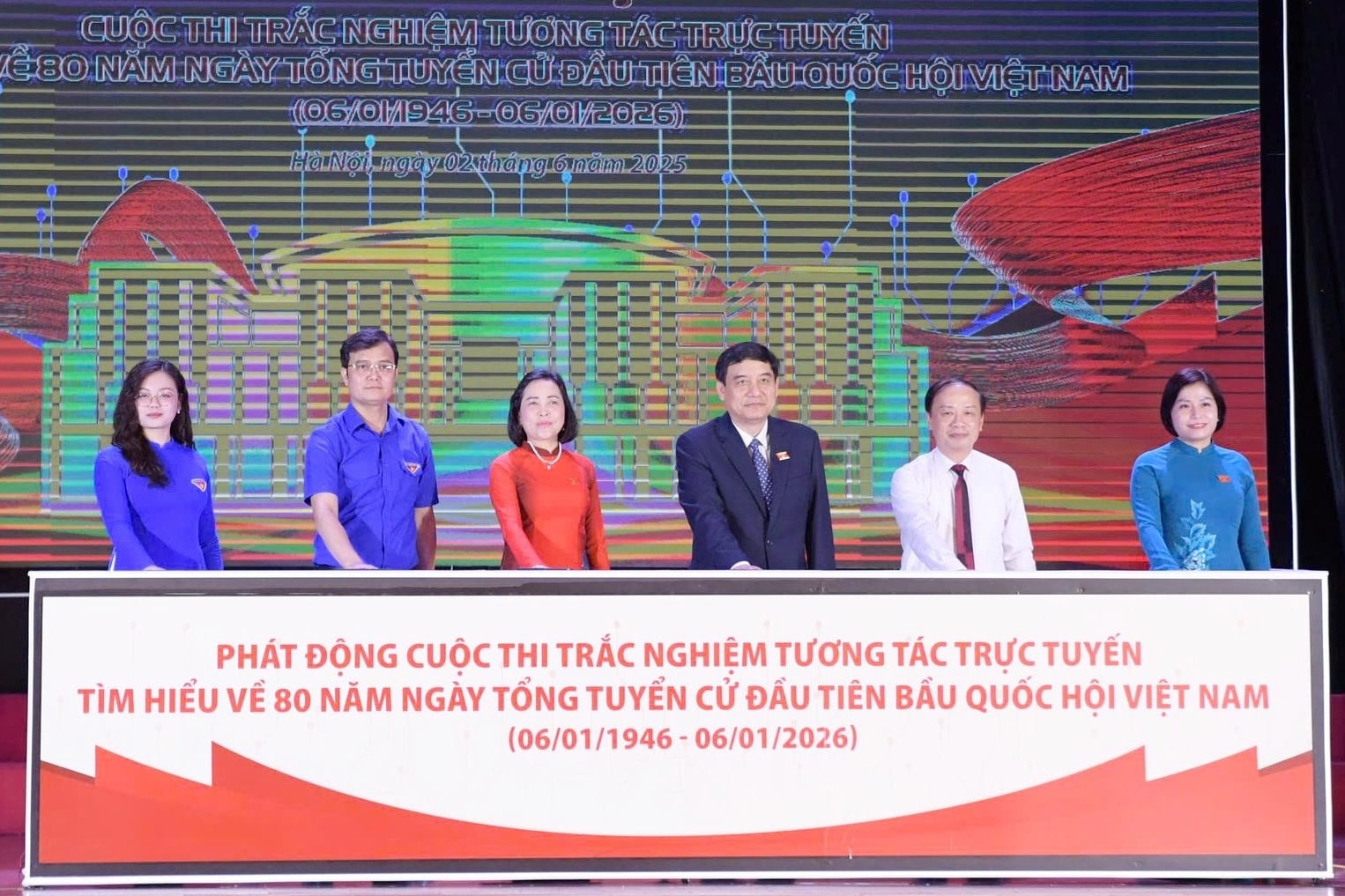 Phó Chủ tịch Quốc hội Nguyễn Thị Thanh và các đại biểu thực hiện nghi thức phát động Cuộc thi trắc nghiệm tương tác trực tuyến