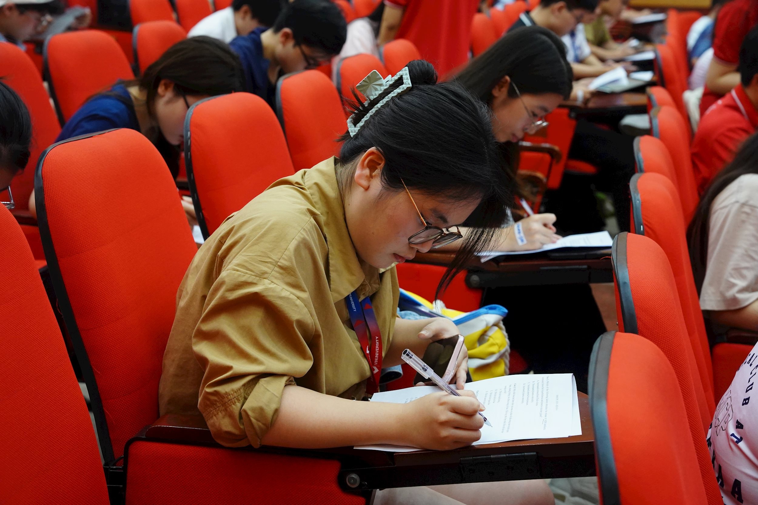 Thí sinh đang làm bài