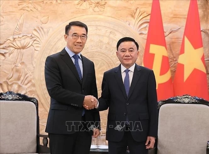 Politburo member, Permanent member of the Communist Party of Vietnam (CPV) Central Committee’s Secretariat Tran Cam Tu (R) receives Acting Chairman of the Commission for External Relations of the Lao People's Revolutionary Party (LPRP) Central Committee Bounleua Phandanouvong. (Photo: VNA)