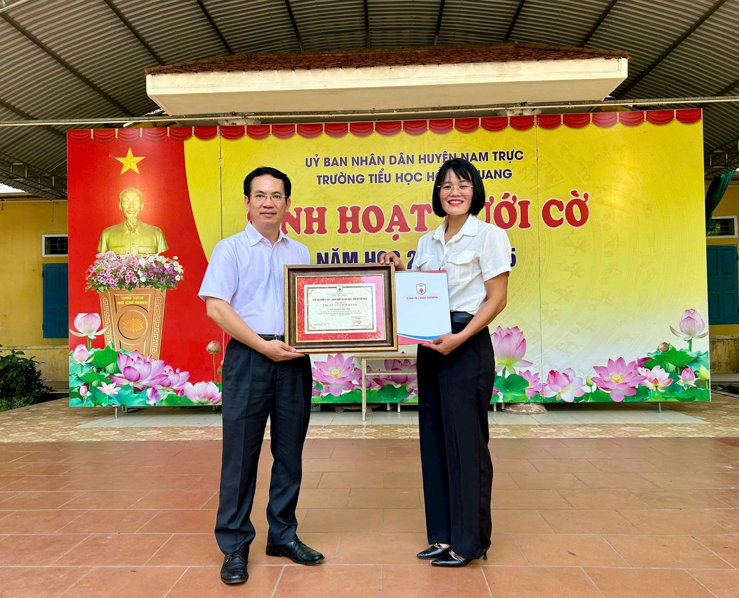 anh trao tang co giao 4