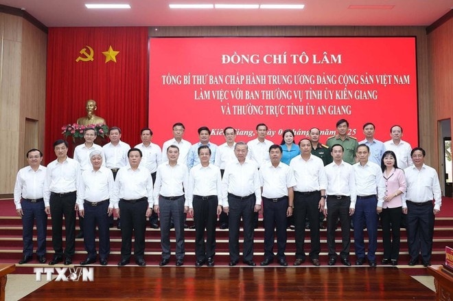 Party General Secretary To Lam and the delegates at the working session in Kien Giang province on June 4. (Photo: VNA) tong-bi-thu-to-lam-lam-viec-voi-ban-thuong-vu-tinh-uy-kien-giang-va-thuong-truc-tinh-uy-an-giang-8072272-9.jpg