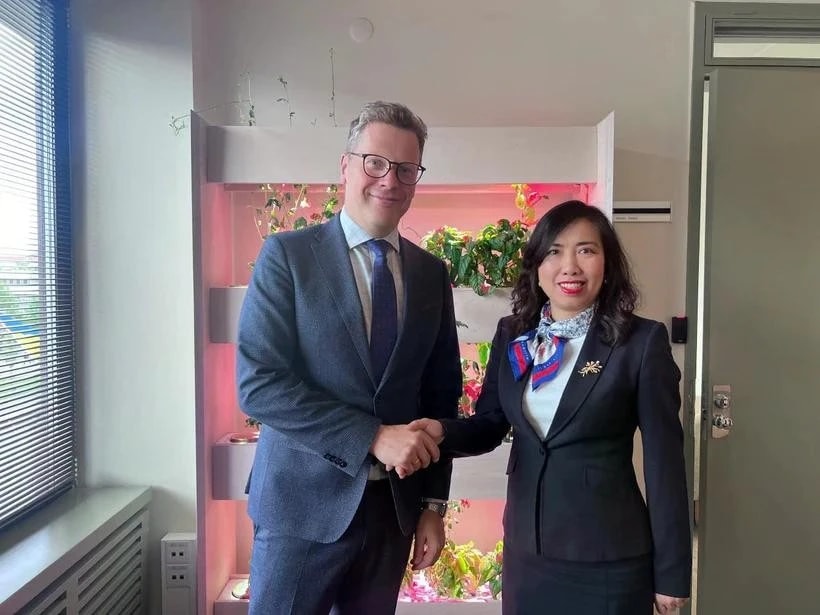 Deputy Foreign Minister Le Thi Thu Hang (right) and Estonia's Undersecretary for Political Affairs Martin Roger. (Photo: baoquocte.vn)