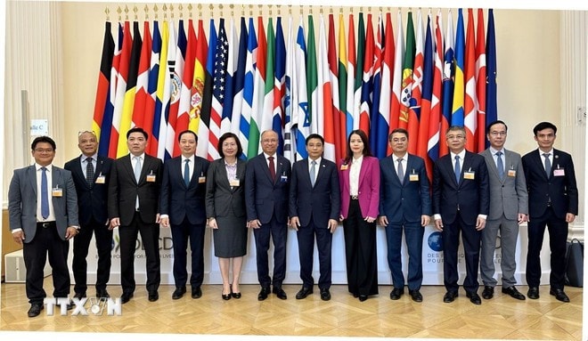 The Vietnamese delegation to the OECD Ministerial Council Meeting (MCM) 2025 (Photo: VNA) bo-truong-nguyen-van-thang-oecd-3.jpg