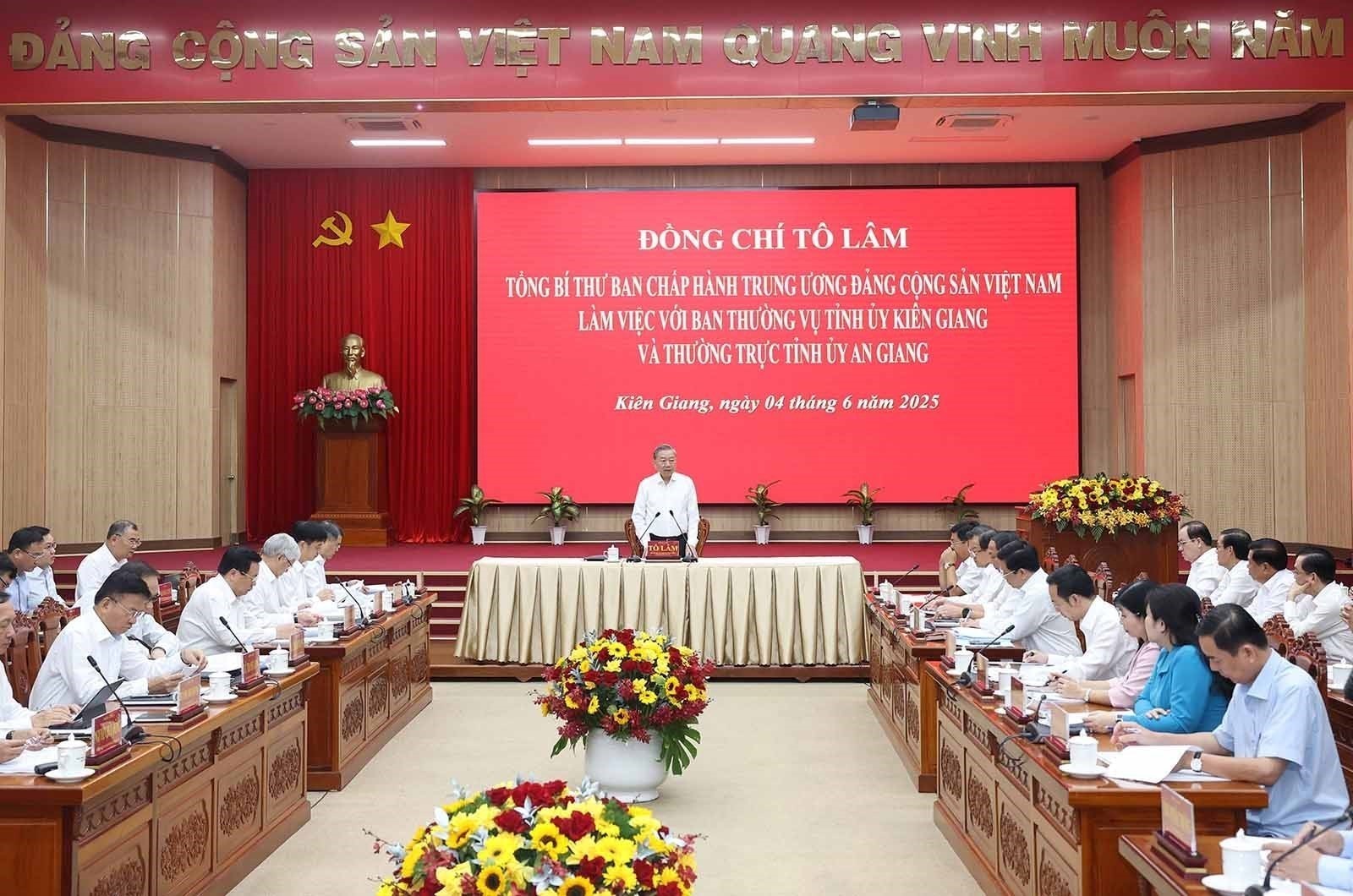 Tổng Bí thư Tô Lâm phát biểu chỉ đạo tại cuộc làm việc với Ban Thường vụ Tỉnh ủy Kiên Giang và Thường trực Tỉnh ủy An Giang. Ảnh: Thống Nhất – TTXVN