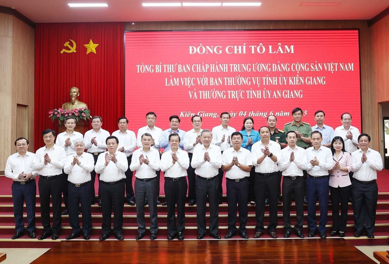 vna_potal_tong_bi_thu_lam_viec_voi_ban_thuong_vu_tinh_uy_kien_giang_va_thuong_truc_tinh_uy_an_giang_8072290.jpg