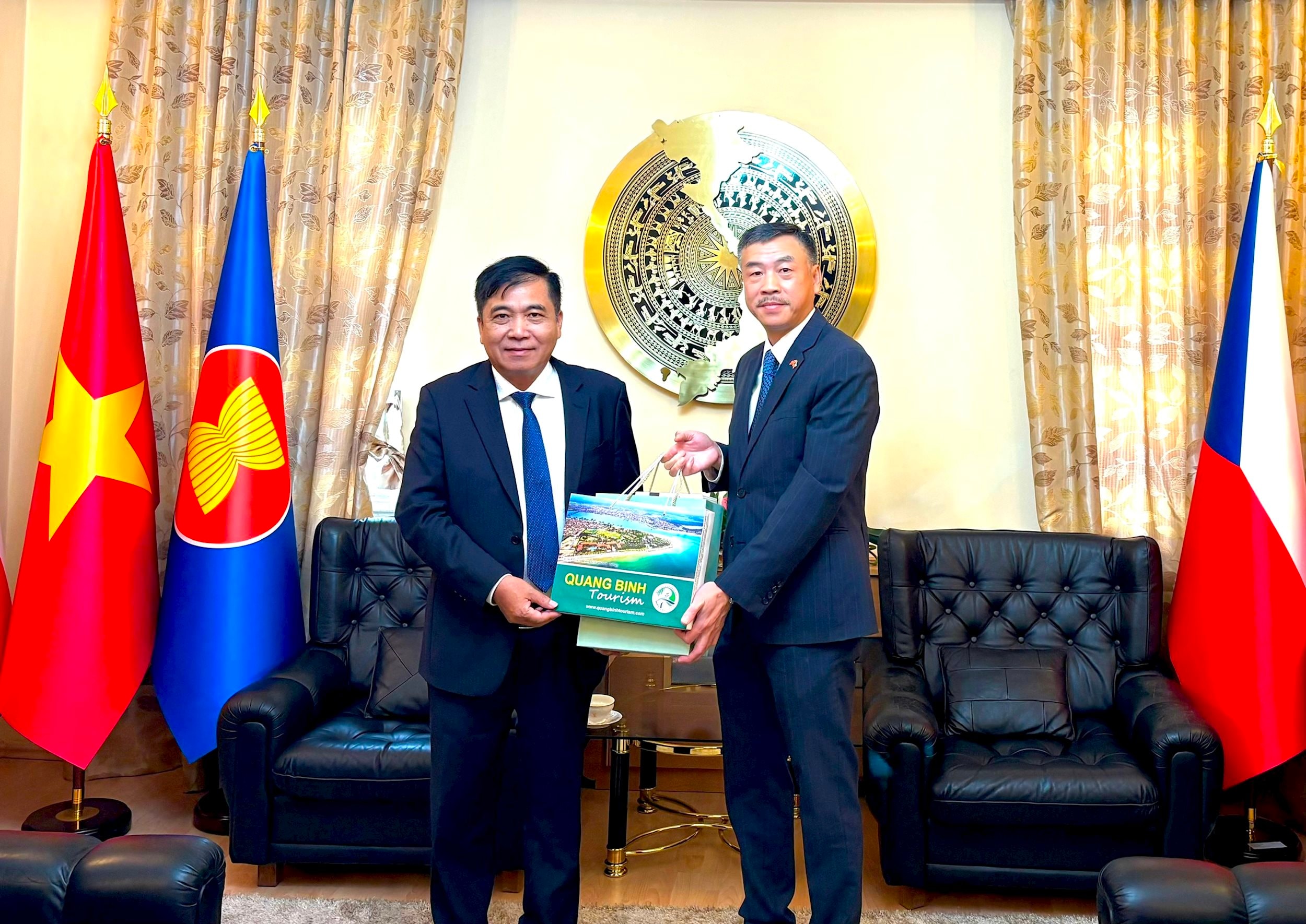 Anh 1. PCT TT Doan Ngoc Lam tang qua cho Dai su VN tai Cong hoa Sec