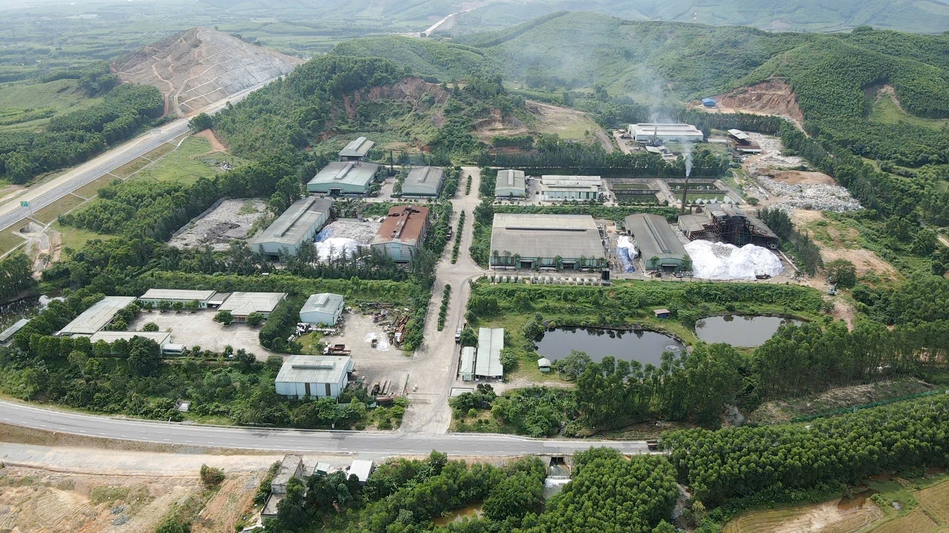 Toàn cảnh nhà máy chế biến rác thải sinh hoạt Hoành Sơn và Nhà máy chế biến rác thải Công nghiệp Hà Tĩnh. Cả 2 nhà máy này cùng đóng tại thôn Tấn Sơn của xã Kỳ Tân và trực thuộc Công ty TNHH môi trường Phú Hà có địa chỉ tại huyện Phù Ninh, Tỉnh Phú Thọ.