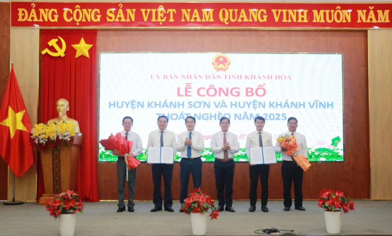 Ảnh trang 28. Lãnh đạo tỉnh Khánh Hòa thừa Ủy quyền của Thủ tướng trao quyết định công nhận huyện Khánh Sơn, Khánh Vĩnh thoát nghèo năm 2025.