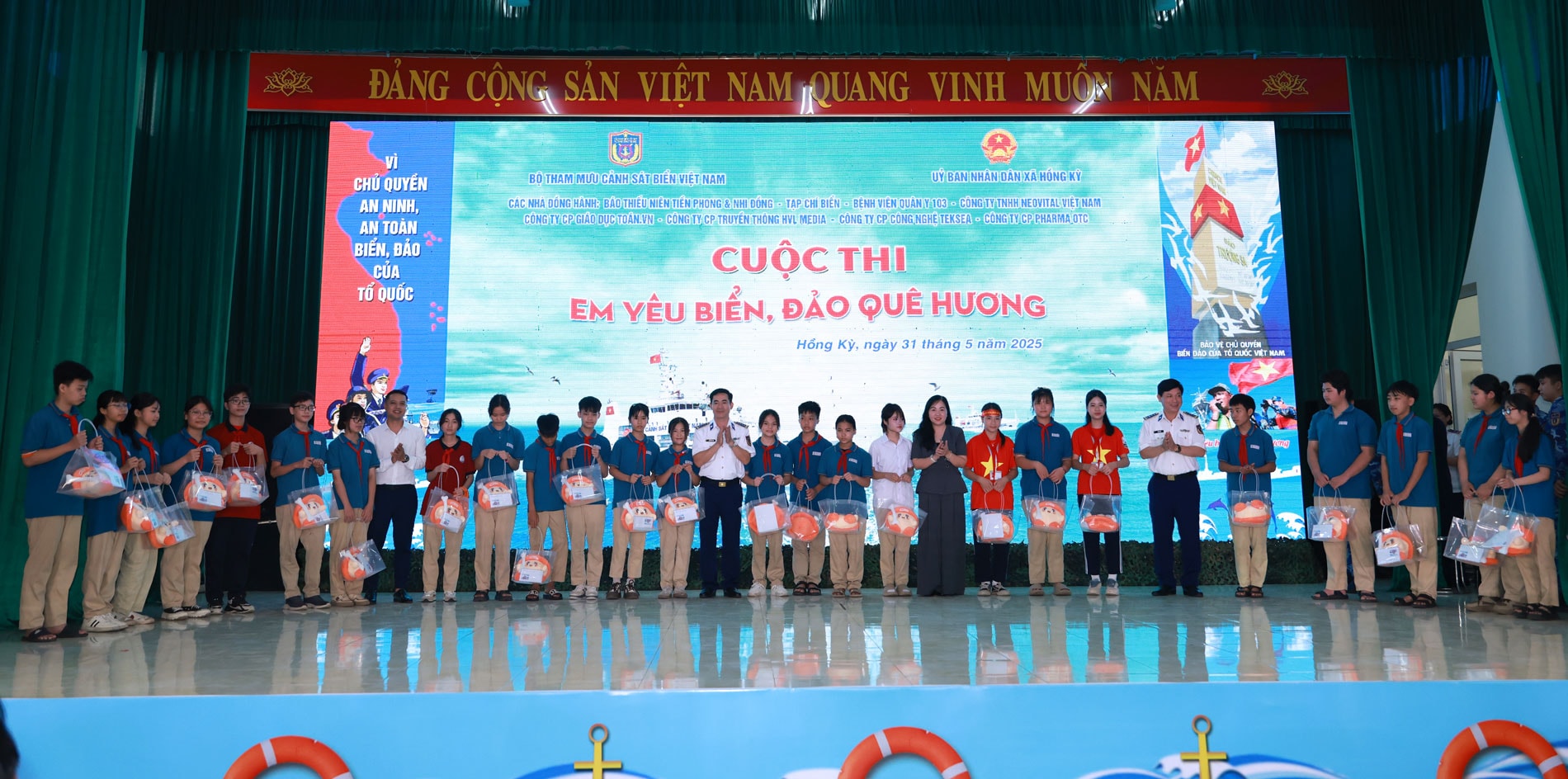 Ban tổ chức trao học bổng cho học sinh có thành tích xuất sắc trong học tập.