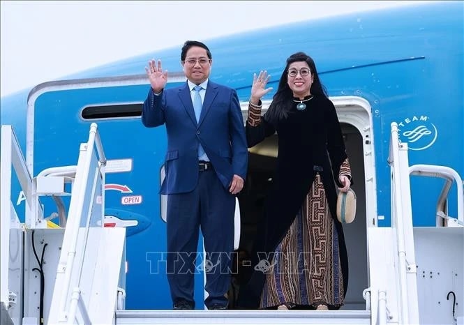 Prime Minister Pham Minh Chinh, his spouse Le Thi Bich Tran and a high-ranking Vietnamese delegation are welcomed at the Lennart Meri Tallinn airport in the capital of Tallinn on June 5 morning (local time). (Photo: VNA)
