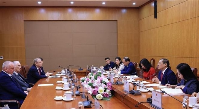 Member of the Communist Party of Vietnam (CPV) Central Committee and deputy head of its the Commission for Information, Education and Mass Mobilisation Lai Xuan Mon holds talks with Hungarian Socialist Party President Komjáthi Imre. (Photo: VNA) vna-potal-ban-tuyen-giao-va-dan-van-trung-uong-hoi-dam-voi-doan-dang-xa-hoi-hungary-mszp-8073049.jpg