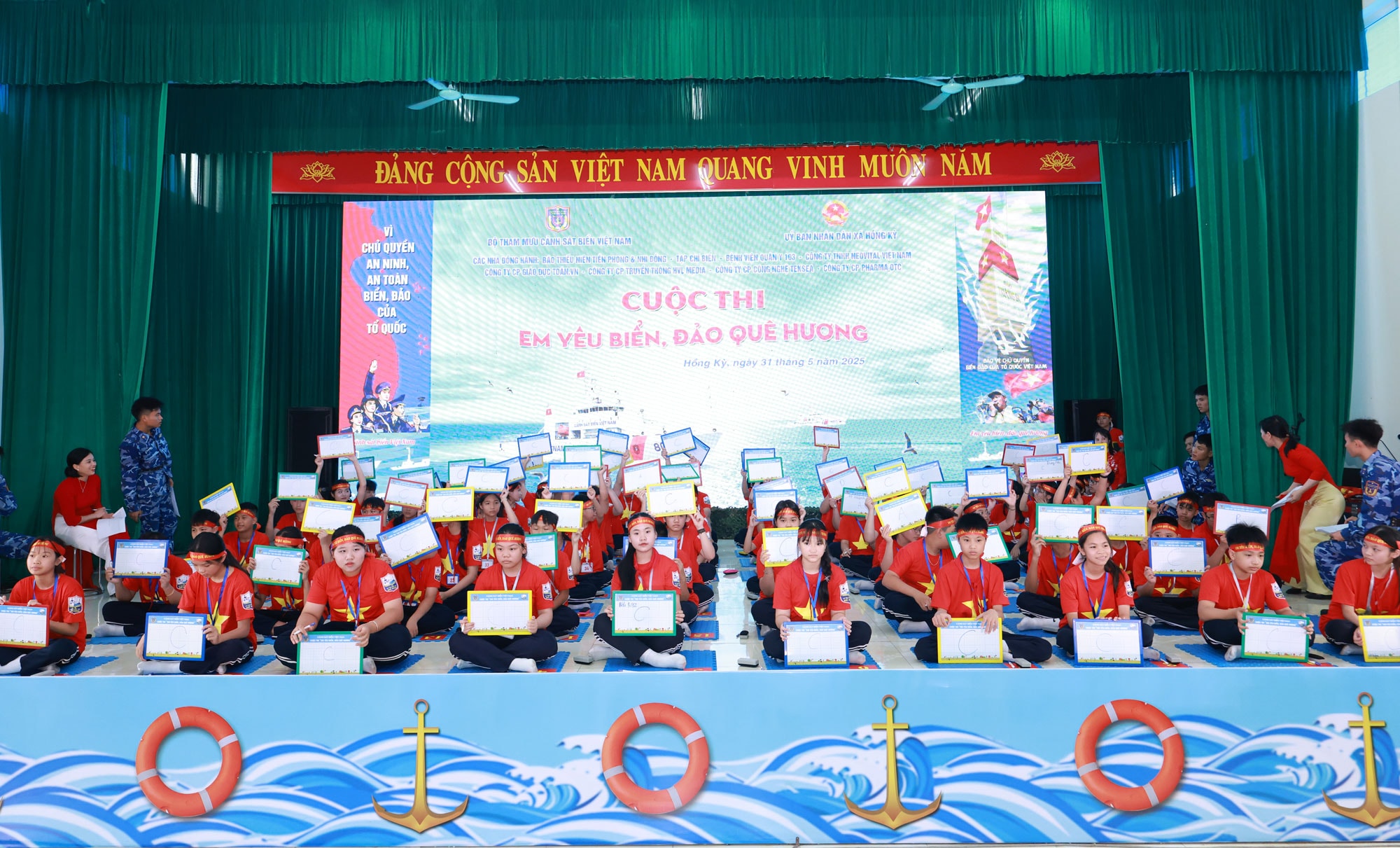 Các em học sinh tham gia Cuộc thi.