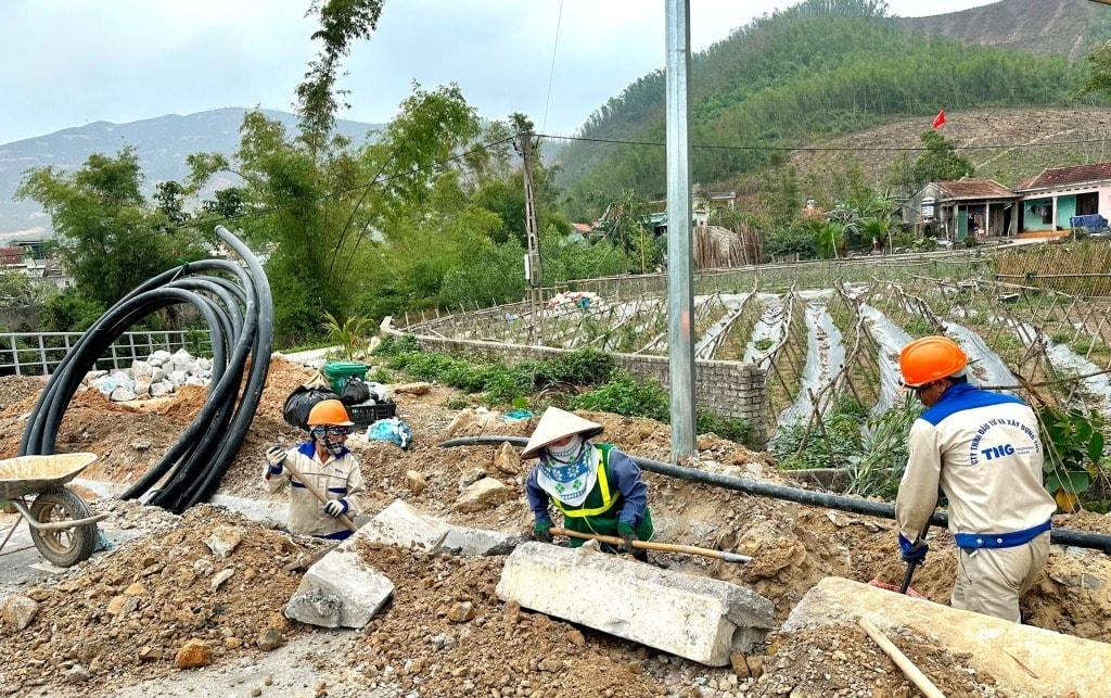 Các nhà thầu cũng đang tập trung lắp đặt đường ống mang nước sạch đến đồng bào vùng cao TP Hạ Long. Ảnh Hoàng Nga