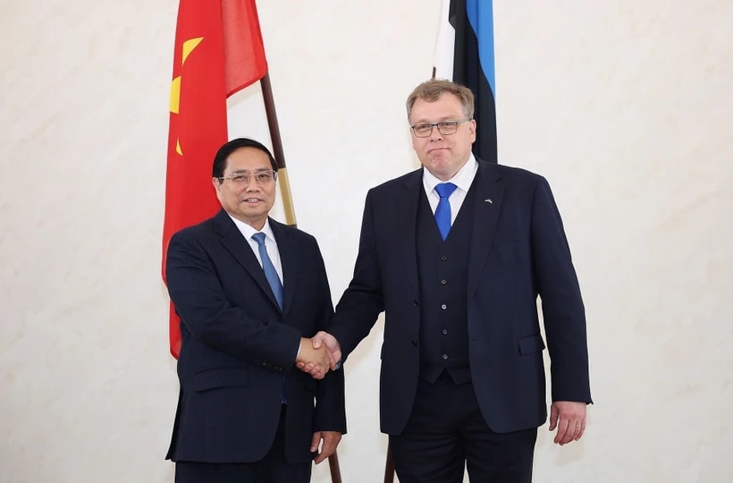 PM Pham Minh Chinh (left) meets with President of the Riigikogu (the Parliament of Estonia) Lauri Hussar on June 5. (Photo: VNA)