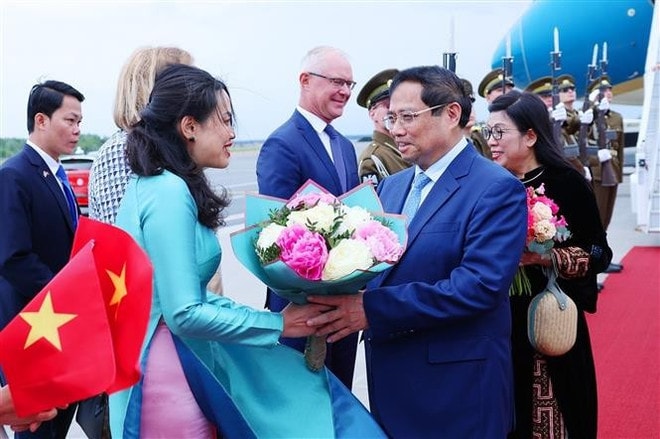 Prime Minister Pham Minh Chinh, his spouse Le Thi Bich Tran and a high-ranking Vietnamese delegation are welcomed at Lennart Meri Tallinn airport in the capital of Tallinn on June 5 morning (local time). (Photo: VNA) vna-potal-thu-tuong-pham-minh-chinh-va-phu-nhan-bat-dau-chuyen-tham-chinh-thuc-estonia-8074259.jpg