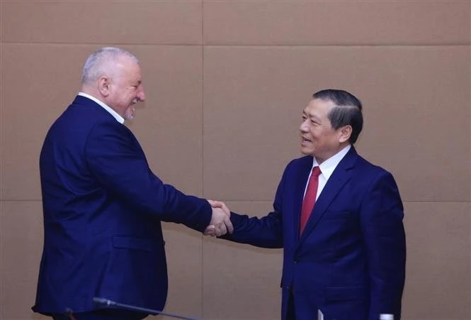 Member of the Communist Party of Vietnam (CPV) Central Committee and deputy head of its the Commission for Information, Education and Mass Mobilisation Lai Xuan Mon (right) and Hungarian Socialist Party President Komjáthi Imre. (Photo: VNA)