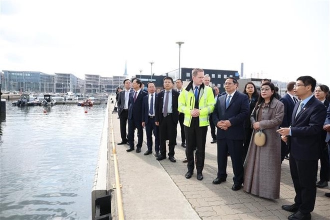 PM Pham Minh Chinh, his spouse, and officials of Vietnam visit the Port of Tallinn on June 5. (Photo: VNA)