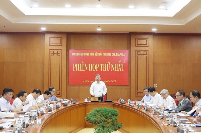 Party General Secretary To Lam, head of the central steering committee for perfecting institutions and laws, chairs the first meeting of the committee in Hanoi on June 5. (Photo: VNA) 0506-tong-bi-thu-5.jpg
