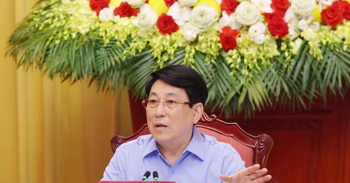 State President Luong Cuong chairs a meeting with the Quang Ninh provincial Party Committee to review the implementation of the Resolution of the 13th Party Central Committee's 11th meeting and the ongoing preparations in terms of documents and personnel arrangements for the upcoming provincial Party Congress. (Photo: VNA)