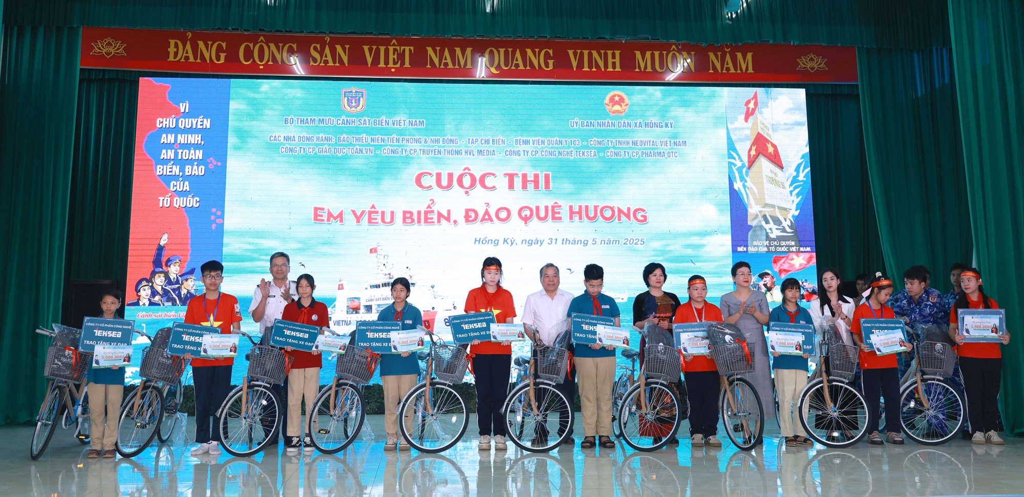 Thiếu tướng Lê Đình Cường - Phó Tư lệnh, Tham mưu trưởng Cảnh sát biển Việt Nam tặng xe đạp cho các em học sinh có hoàn cảnh khó khăn.
