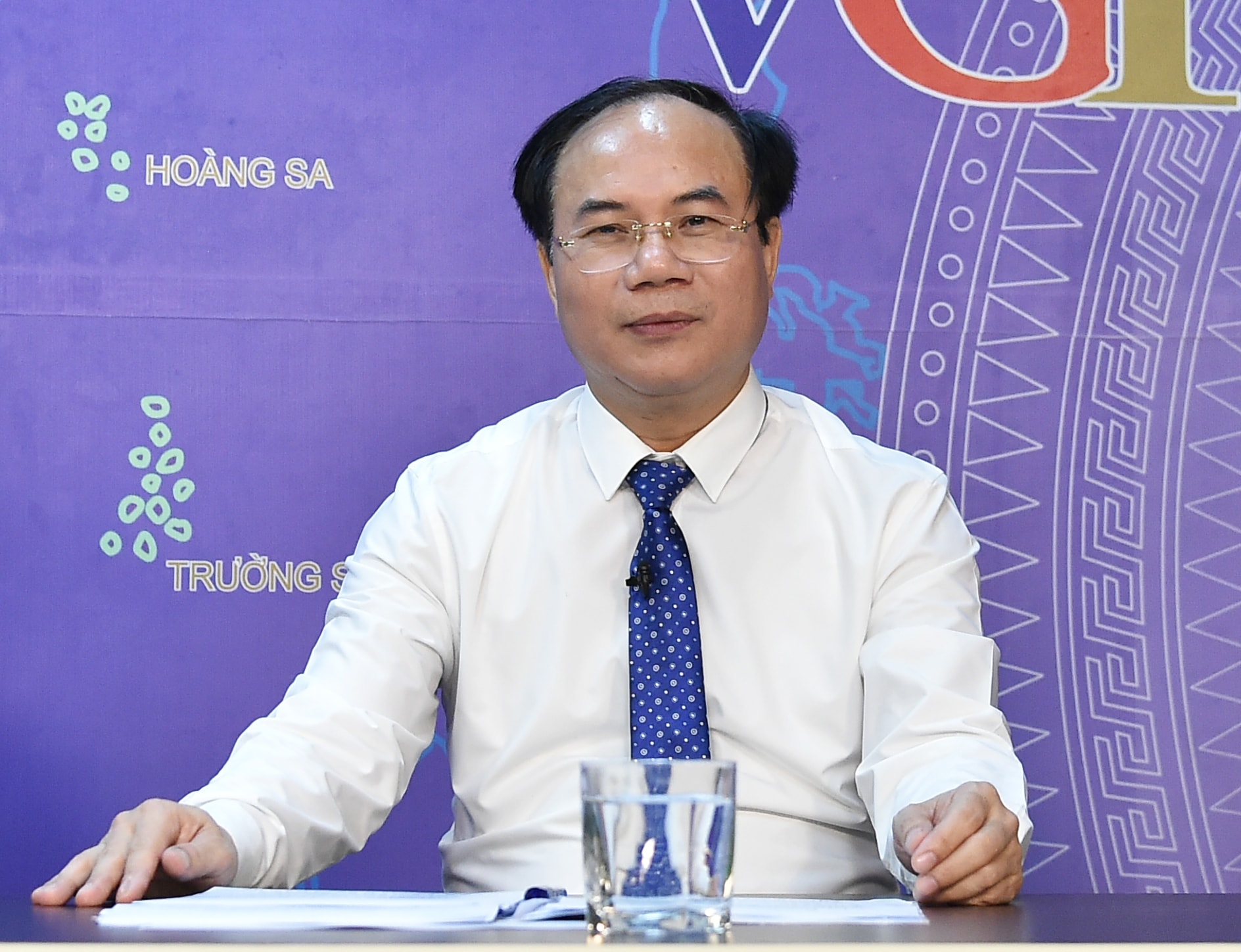 Thứ trưởng Bộ Xây dựng Nguyễn Văn Sinh trao đổi ý kiến tại buổi Tọa đàm