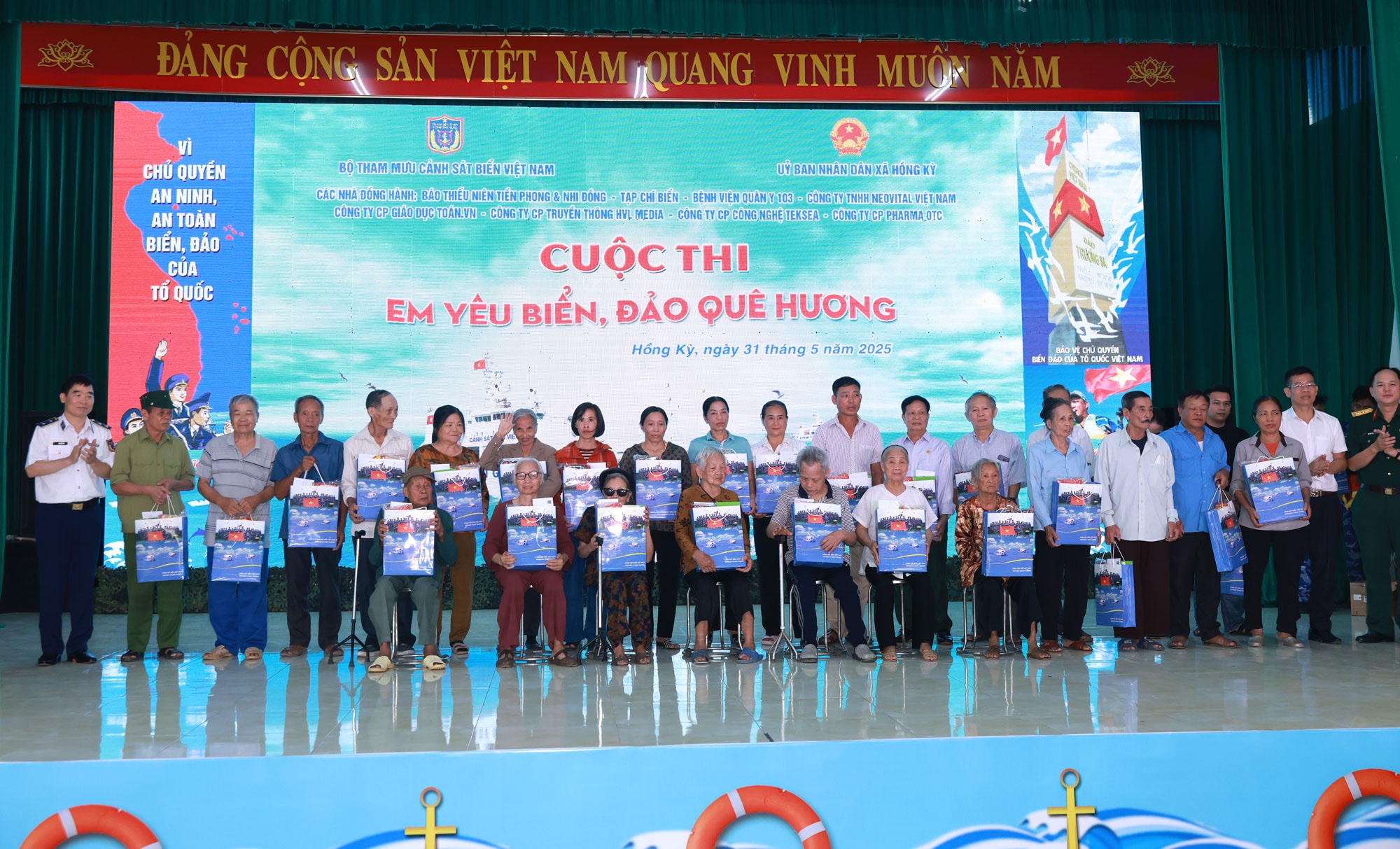 Trung tướng Bùi Quốc Oai - Chính ủy Cảnh sát biển Việt Nam trao quà tặng các gia đình chính sách trên địa bàn xã Hồng Kỳ.