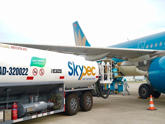 Hưởng ứng Ngày Môi trường Thế giới, Vietnam Airlines đồng loạt sử dụng nhiên liệu hàng không bền vững (SAF) trên sáu chuyến bay nội địa khởi hành từ Đà Nẵng đến các thành phố Hà Nội, Tp. Hồ Chí Minh. Ảnh VNA