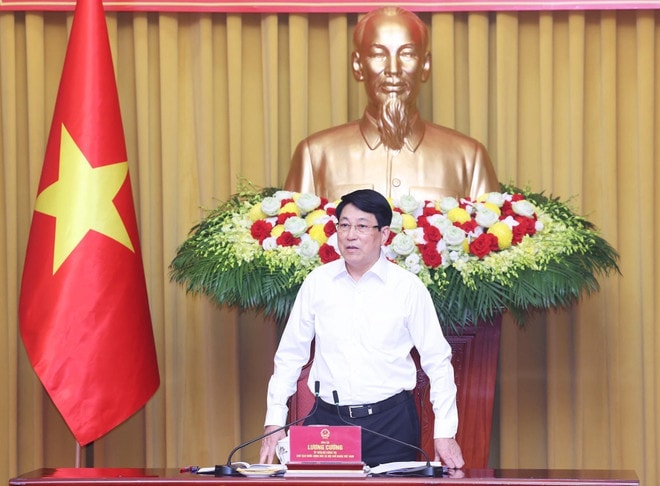 State President Luong Cuong addresses the working session on June 5. (Photo: VNA) vna-potal-chu-tich-nuoc-lam-viec-voi-tinh-uy-hung-yen-va-tinh-uy-thai-binh-ve-viec-thuc-hien-nghi-quyet-hoi-nghi-trung-uong-11-khoa-xiii-8074660.jpg