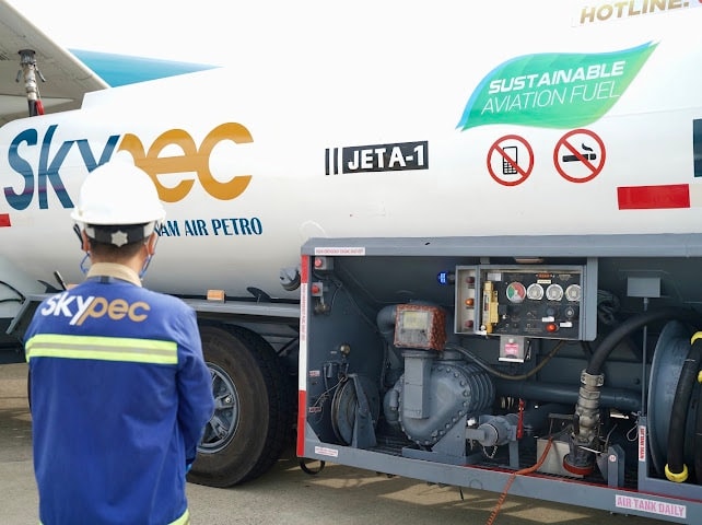 Việc đưa SAF vào khai thác trên các đường bay nội địa là minh chứng cho quyết tâm của Vietnam Airlines trong lộ trình hiện thực hóa mục tiêu phát thải ròng bằng 0 của Chính phủ Việt Nam. Ảnh VNA