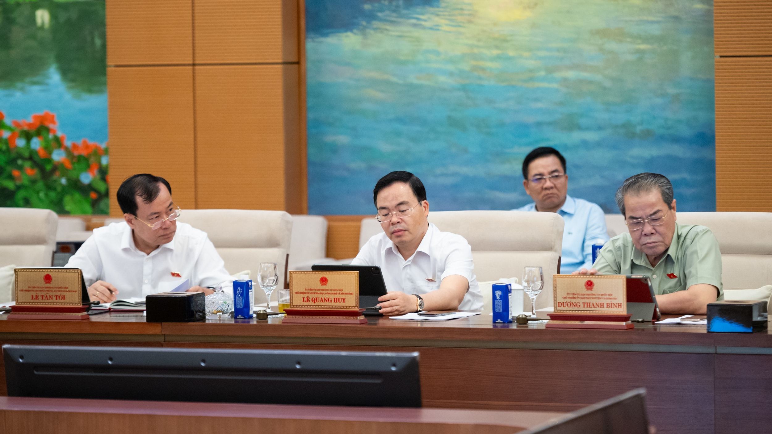 Các đại biểu tham dự phiên họp. Ảnh: Phạm Thắng