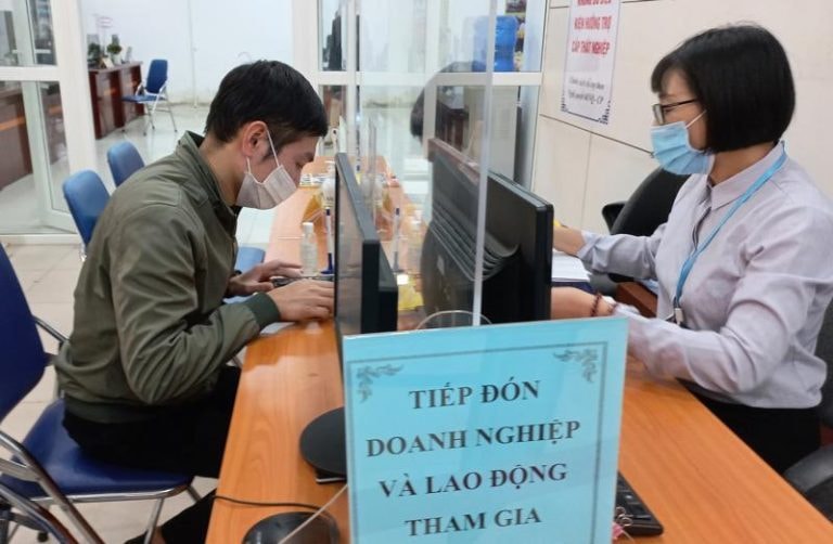 Đón tiếp lao động để tư vấn, giới thiệu việc làm và dạy nghề ở Trung tâm Dịch vụ việc làm. Ảnh: ITN