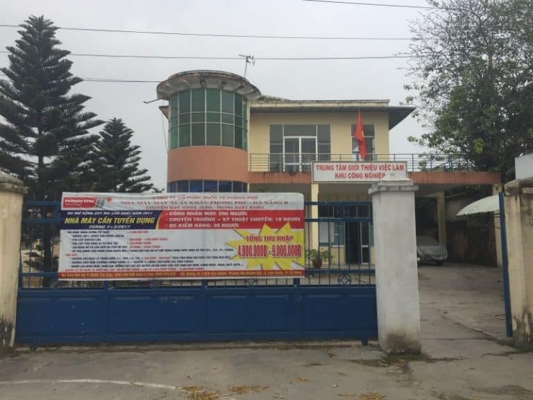 Đón tiếp lao động để tư vấn, giới thiệu việc làm và dạy nghề ở Trung tâm Dịch vụ việc làm. Ảnh: ITN