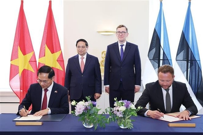 The two PMs witness the signing and exchange of a Memorandum of Understanding on cooperation between the Vietnamese Ministry of Foreign Affairs and the Estonian Ministry of Foreign Affairs. (Photo: VNA) vna-potal-hai-thu-tuong-viet-nam-va-estonia-chung-kien-le-ky-van-kien-hop-tac-8077201.jpg