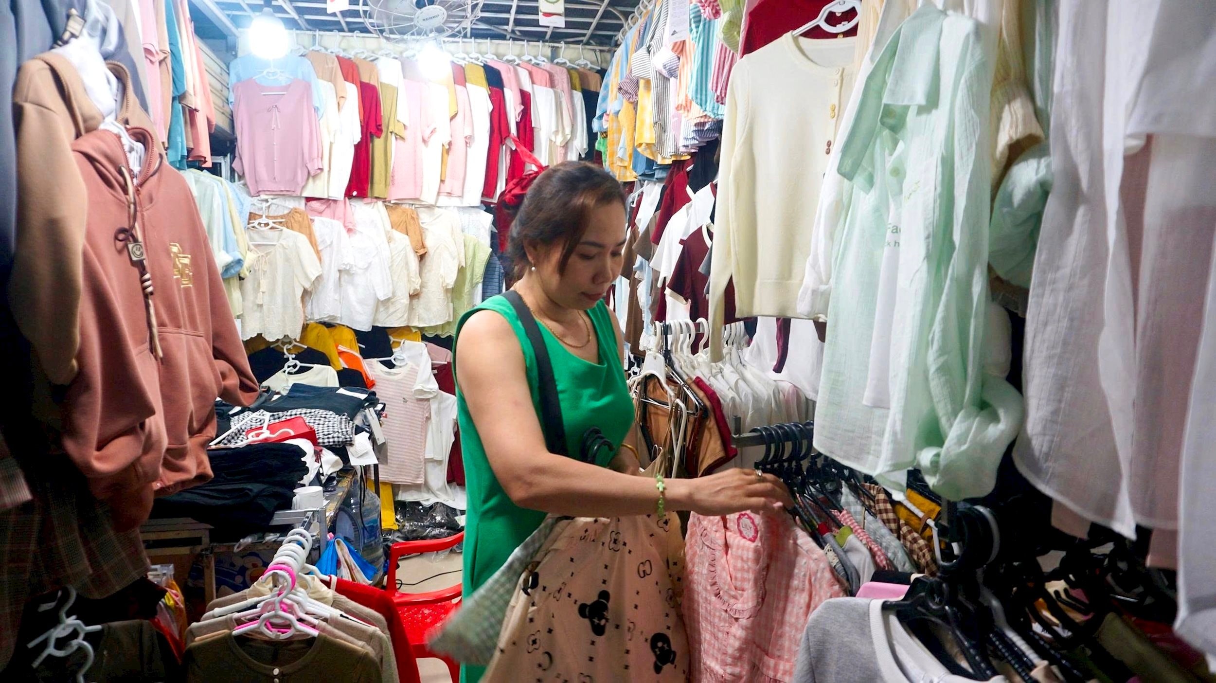 Một kiốt mở cửa vì có khách quen đến tìm mua hàng