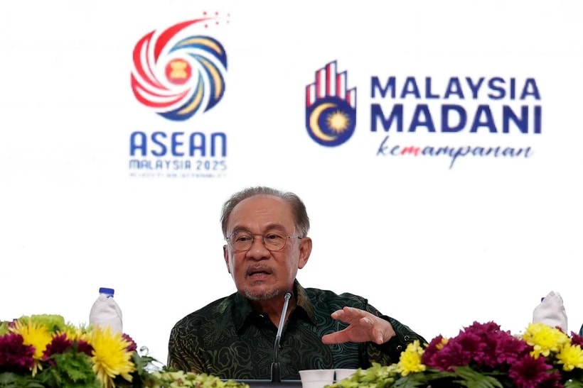 Malaysian Prime Minister Datuk Seri Anwar Ibrahim speaks at the Malaysia MADANI Scholars’ Forum (FIM) Series 6 at Menara Prasarana. (Photo: BERNAMA)