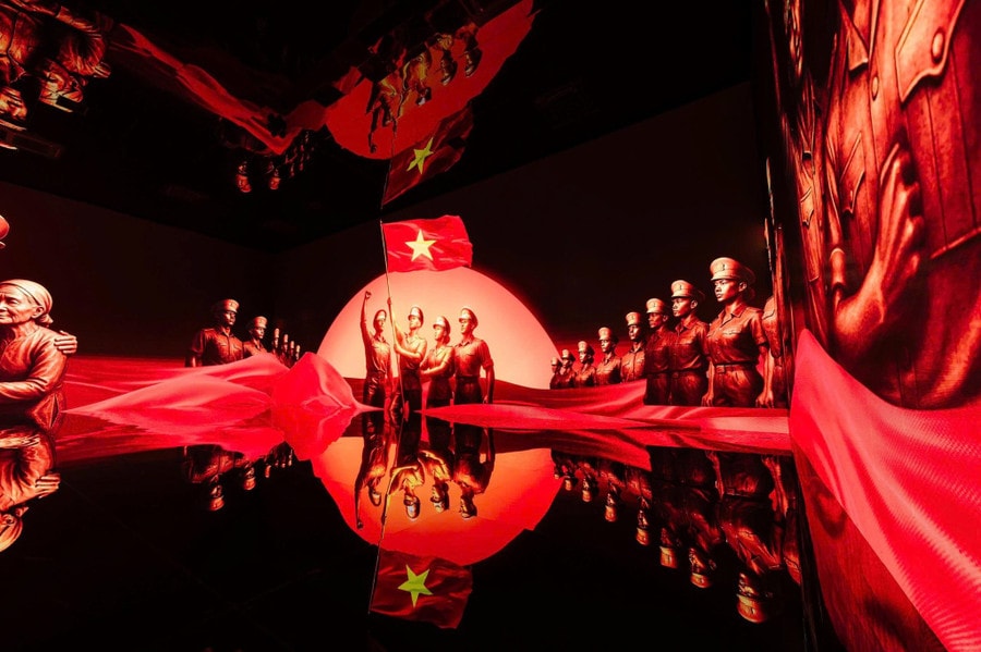 Một hình ảnh ấn tượng trong không gian triển lãm đa giác quan “Bản hùng ca Công an Nhân dân Việt Nam”. Ảnh: Hoa Lê