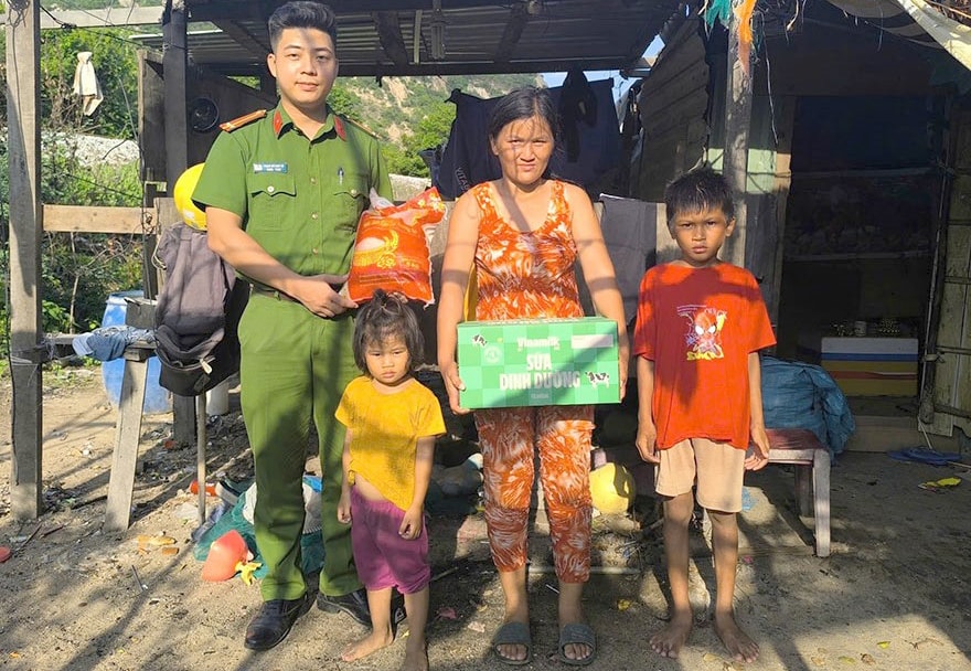 Công an xã Vĩnh Tân hỗ trợ gia đình người lầm lỗi