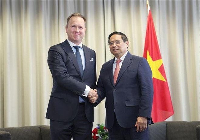 Prime Minister Pham Minh Chinh (R) and 5.0 Robotics CEO and co-founder Carlo Lustrissimi. (Photo: VNA) vna-potal-thu-tuong-pham-minh-chinh-lanh-dao-mot-so-tap-doan-cua-estonia-8077843.jpg
